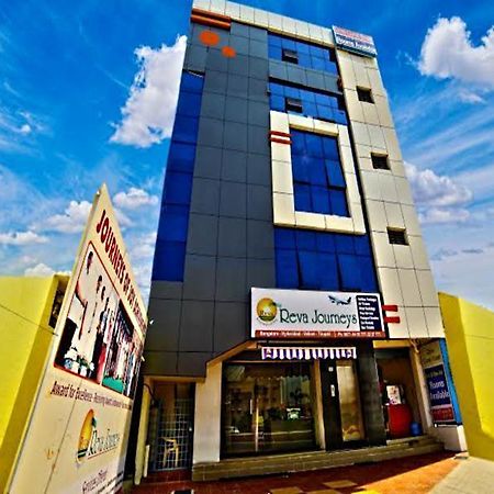 Reva Guest House ตีรูปาติ ภายนอก รูปภาพ