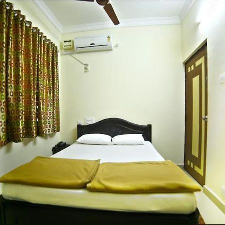 Reva Guest House ตีรูปาติ ภายนอก รูปภาพ