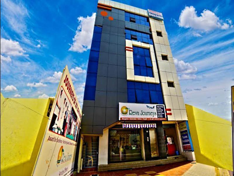 Reva Guest House ตีรูปาติ ภายนอก รูปภาพ