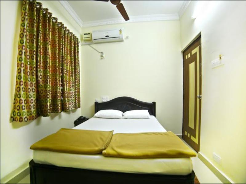 Reva Guest House ตีรูปาติ ภายนอก รูปภาพ