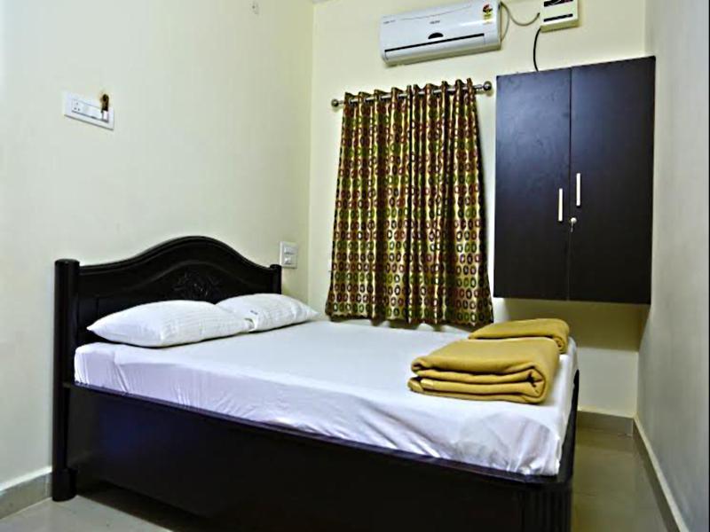 Reva Guest House ตีรูปาติ ภายนอก รูปภาพ